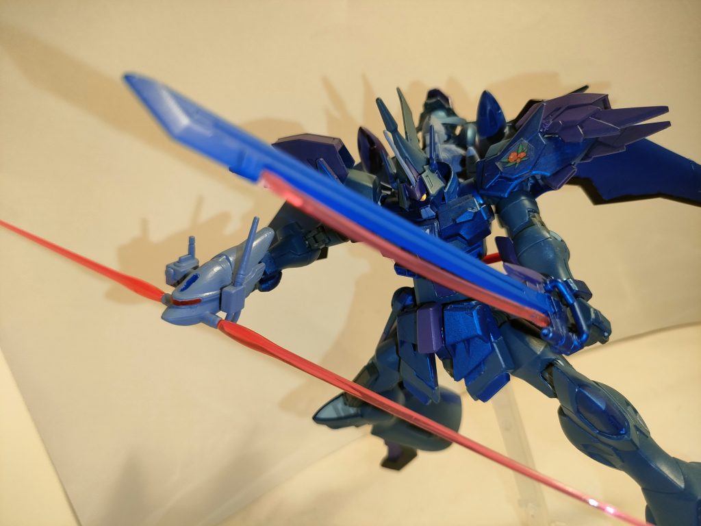 ●レーザー重斬刀 バックパックにマウントされた接近戦用の武装。シグーディープアームズと同型の物を使用しており、小型の為取り回しは良い。エネルギー効率や切れ味等に改良が施されている。●バクゥヘッドサーベル「 オルトロスファング」 元々はジャンク屋のロウ・ギュールが「バクゥ戦術偵察型」の頭部を手持ち武器として転用。後期型バクゥと同様の2連装ビームサーベルが使用可能で、回転させて円刃を作ることも可能。 シホは部隊を率いてこの頭部を回収しようとして撤退した過去があり、僚機が無傷で無力化されたことを覚えていて、その技術力に感銘を受けており、改めてジャンク屋ギルドを訪れて正式に試験武装の一つとして製作をロウ・ジュールに依頼して得た武装である。 以前よりもエネルギー出力やバランス調整が強化されており、ビーム刃がかなり延長され、センサー類や記録媒体もアップデートされたので、そのまま偵察探査用として使用可能な上、ラミネート装甲を採用しているので、小盾・手甲代わりにも出来る優れ物…と、ロウに熱弁されている( 無論武器命名も彼である)。