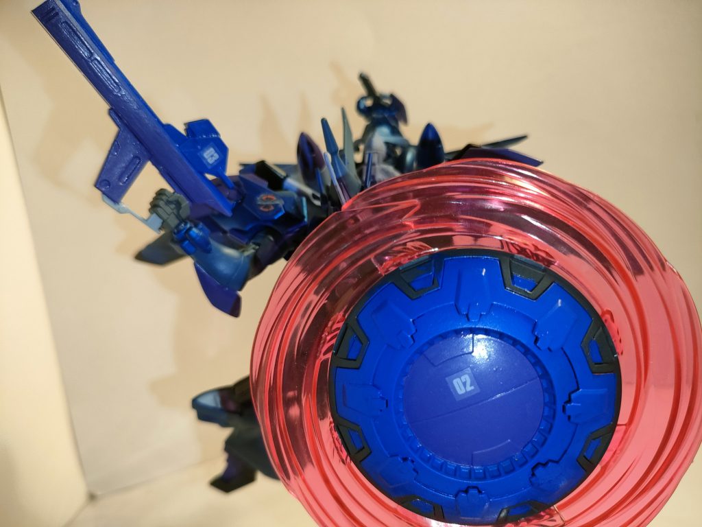 ●冷気放射付属小型ビームバズーカ「 アイシクル」 小型のビームバズーカであり「ディープフリーズ 」の小型バージョンである。 こちらも同じようにビーム放射後に強力な冷気ガスを発射可能で、こちらは弾丸のように高速連射が可能。取り回しは良いがその分冷気ガスが回りやすく、銃身が氷結する欠点があるため、直ぐにビームに切り替えねばならない。マイウス・ミリタリー・インダストリー社製。●試作型自航防盾 ビームカッター型のビームサーベルを発振可能な円形のシールド。マイウス・ミリタリー・インダストリー社製。 試作品であり、シールドの縁の部分に大小互い違いに8本ずつビームサーベルを内蔵しており、持ち手を軸に高速回転させて白兵武器として使用することができる。その切断力は対ビームシールドを両断するほどに高い。「自航防盾」の名の通り、ブーメラン型の投擲兵装として自律飛行も可能でる。