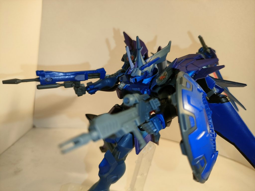 ●175mmグレネードランチャー装備57mm高エネルギービームライフル デュエルが使用していたものをシホの要望で装備枠に入れている。一発限りのグレネードランチャーを装備している為、これによって複数敵に対する面攻撃も行えるため、利便性が良く連合・ザフト共に評価されているビームライフルの一つであり、パイロットにもかなり好まれているらしい。●ビームライフル 後のギャンシュトロームとゲルググメナースと共通する主力兵装。マイウス・ミリタリー・インダストリー社製。 非使用時は右腰にマウントできる。