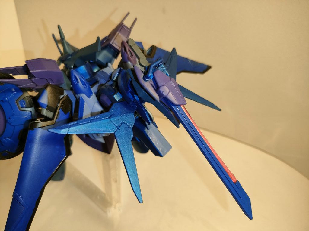 試作機と言うことで、色々と盛った上で後に軽量化する前提で作ったバックパック…わけではなく(笑)ただ形を変えたいからシグーディープアームズや他のパーツを盛っただけです(zaku-kao4) 何としてもシグーディープアームズの対艦刀を載せたいが為に結局この場所な落ちつきましたが、やりすぎましたねこりゃ(zaku-kao10)