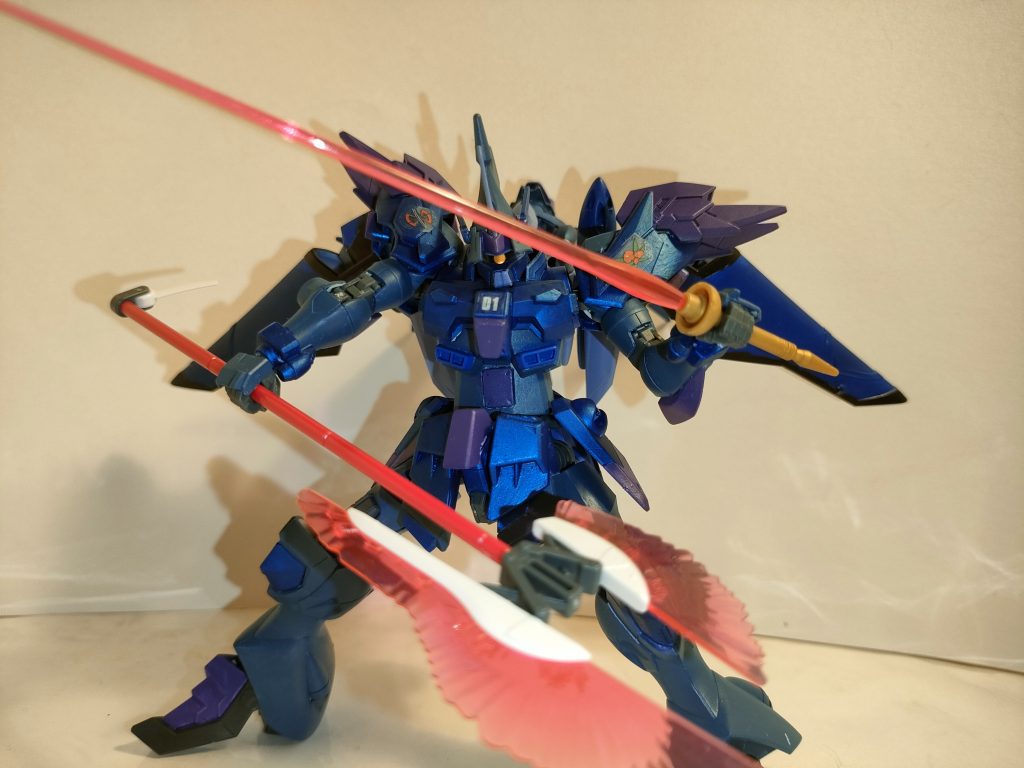 ファルクスG7 ビームアックス 長尺の大型ビームアックス。スラッシュウィザードにも同モデルが搭載されている。「ファルクス」はラテン語で「大鎌」を意味する。マティウス・アーセナリー社製。 2基の高出力ビーム刃で敵機の装甲を溶解し切断。さらに、構造がビーム併用型対艦刀に似ていることから他の「レーザー対艦刀」と切り結ぶことができる。 非使用時には柄を短縮化し、折り畳まれて腰背部にマウントされる。●フェロセカーレ ビームサーベル・ゼロ 左腰にマウントされた大型のビームサーベルの試作品。マティウス・アーセナリー社製。