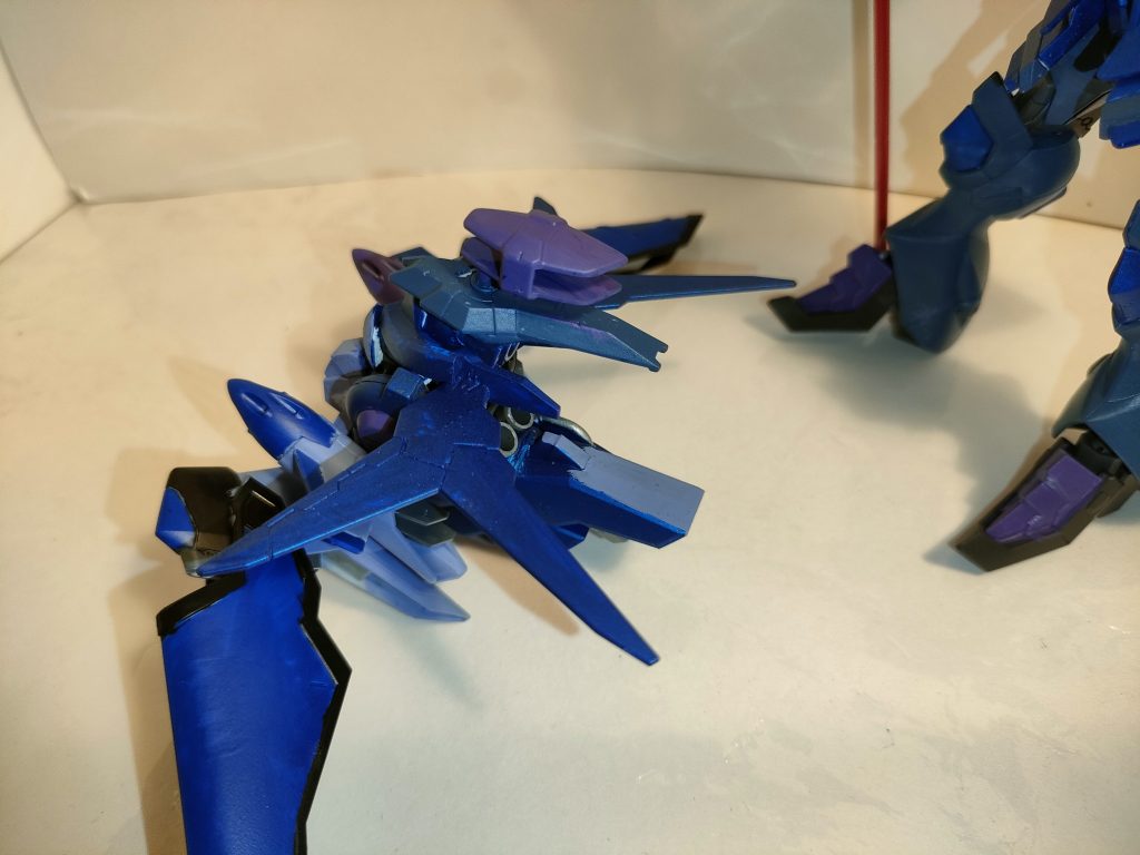 捏ねパテとパーツ盛り盛りにより、背中が重くなってしまって、前のめり気味じゃないと自立し辛いバックパックと化しました(zaku-kao4)