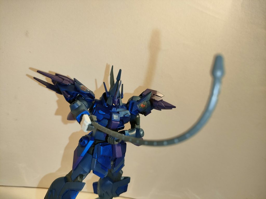 ●スレイヤーウィップ 左右両手首に装備された超弾性鋼を主として作られた鞭。マティウス・アーセナリー社製。 グフイグナイテッドの「MA-M757 スレイヤーウィップ」の改良モデル。