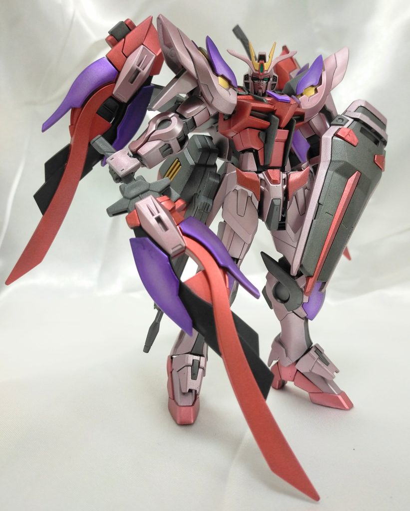 ハイパーカレトヴルッフの持ち手はほとんどの1/144のハンドパーツでピッタリ持てると思います。(当社比)ので、大きさの割に保持力バッチリで助かります。