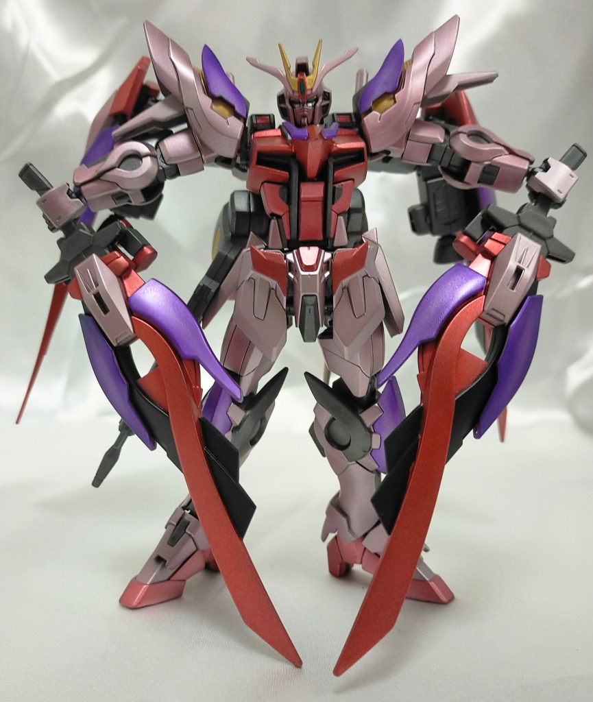 前述の通り保持力高めなため、余裕の二刀流。ちょっと見えづらいですが、ビームライフルはサイドスカートに懸架出来るようにしてます。所々METAL BUILD参考にさせてもらってます。