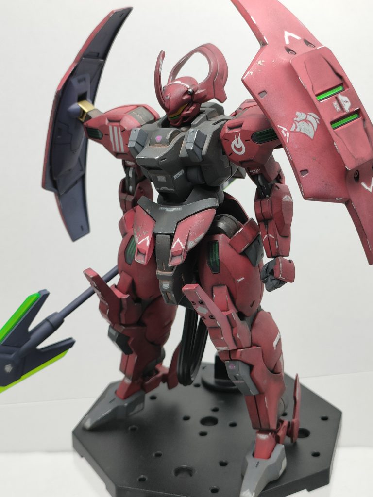 主な作業です。白いパーツをガンマカグレーに塗装とシールド裏と武器をガンマカメカグレーで塗装。他、関節部やバーニアなど、ゴールド、シルバーで塗装。