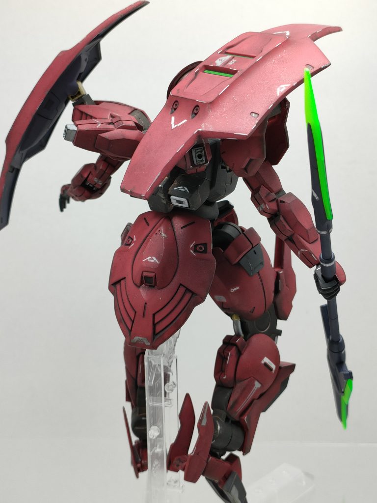 バックショットです!!この機体…足と足首の繋ぎが、やたら細くて…セロテープでぐるぐる巻にして、黒で塗装して太くしてます😅写真だと、ほとんど分からないからOKです🤓それなり上手くいったかなと😉