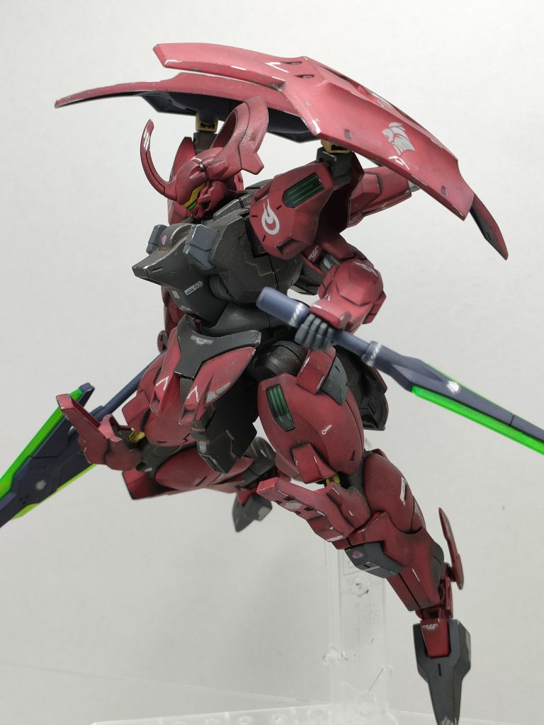 お決まりの二刀流!!この機体、武器もさながら忍者っぽくて良いですよね!!水星ディスプレイ使ってポーズとりたかったですが、面倒くさくなりましたwあとハゲチョロ加工が終わってみれば適当なので反省ですかね😅