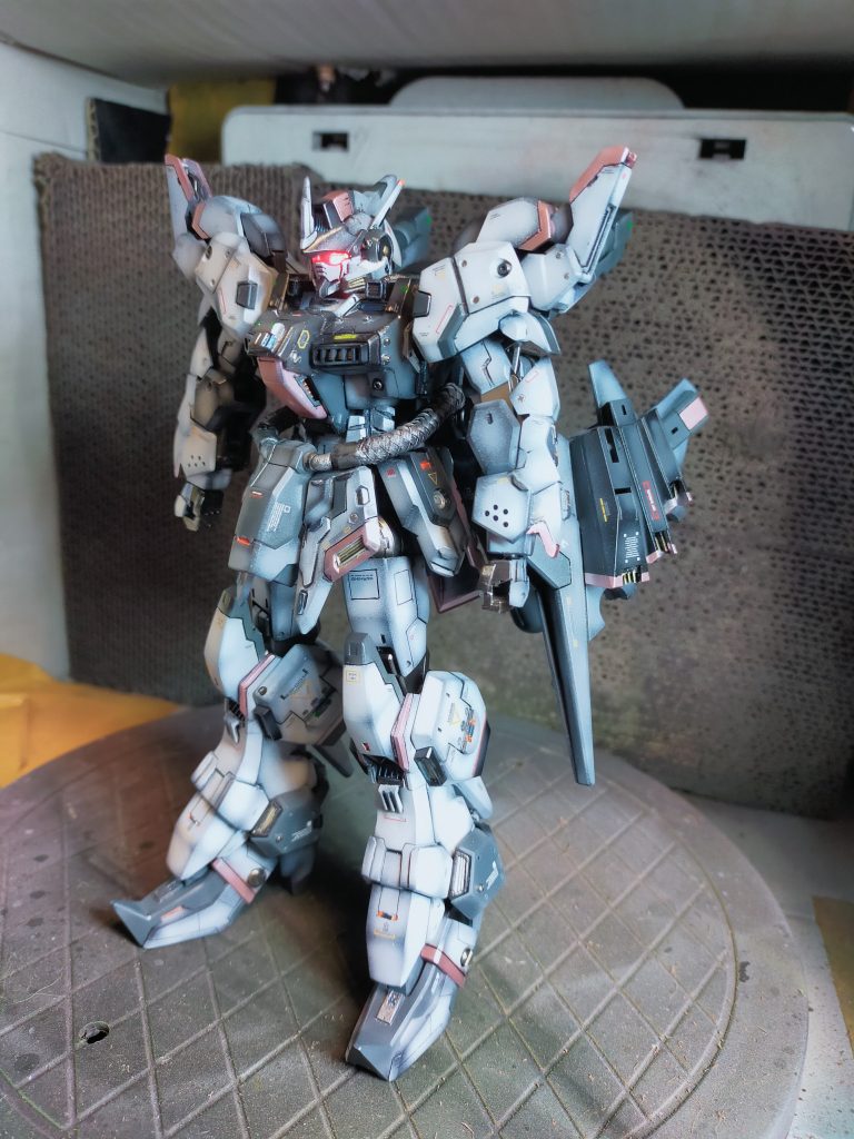 ちょっと分かりづらいですが、目元の電飾を行っています。ハーデスモードで設定しました。