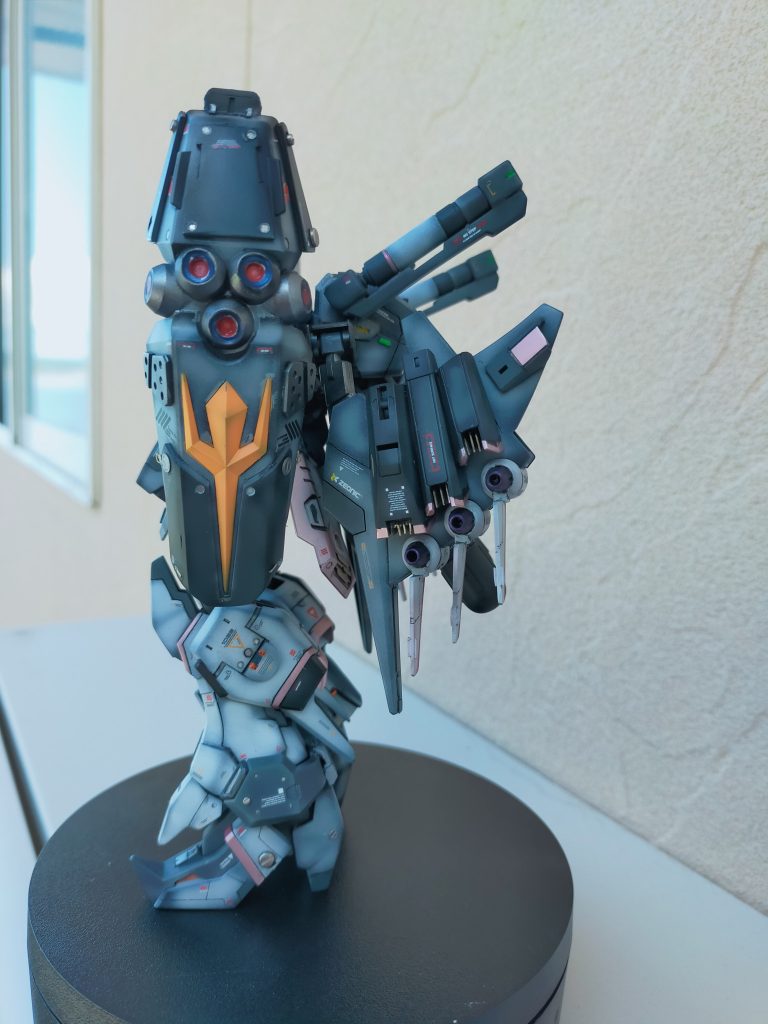 本体だけでなく、バックパックも改造を行いました。スジボリだけだと厚みが無かったので、ニューガンダムのファンネルを使いました。