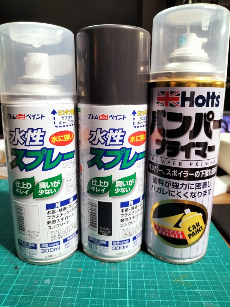 左から艶消しスプレー、ブラックグレー、プライマー。ホームセンターに売っている大容量のやつじゃないと足りない・・。グレーサフの色では明るすぎるし、黒では暗すぎていやだったので、たくさん調べてブラックグレーにしました。プライマーは、壁面に使ったコンテナやカタパルトのレールに吹きました。3本でだいたい3000円くらい。材料費の半分くらいはこれです。