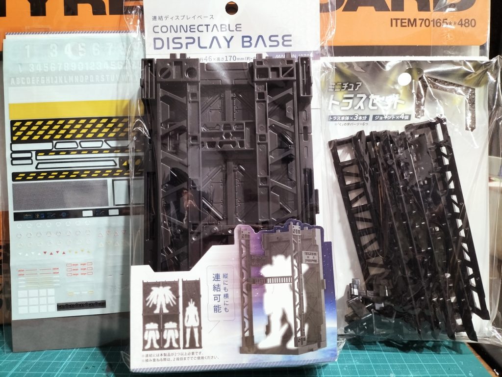 これが無かったら壁面作るの大変。ディスプレイベースを8セット。(シールは4セット買いました)トラスは2セット使いました。
