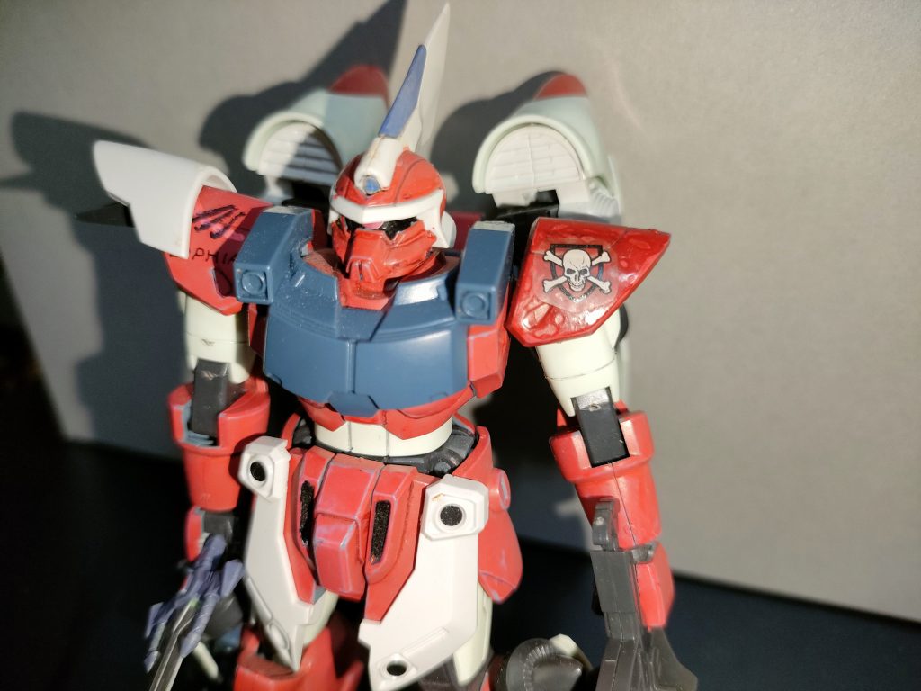オリジナル感を出すために、当時は赤のガンダムマーカーで塗りたくり、ミゲルのジンのシールを拝借(笑) 何故か◯◯年経っても色あせてないのは謎(笑)