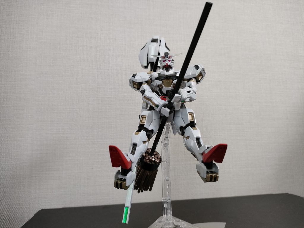 箒に乗って颯爽と登場。