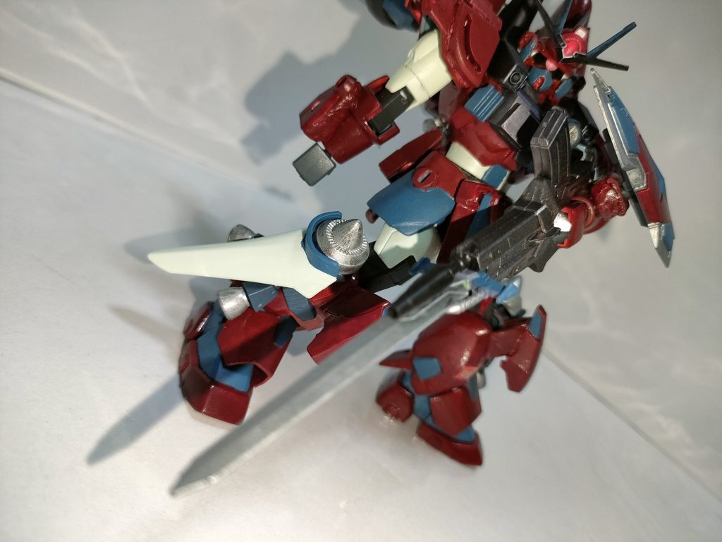 元々の武装である「MA-M3 重斬刀」と「JDP2-MMX22 試製27mm機甲突撃銃」も万が一エネルギー切れを起こした際の切り札・予備武装として残している。