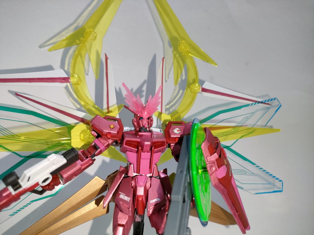 光の翼・ビームシールド・ビームアンテナ・ビームゲート等の全エネルギーを解放した「 ハイビームアーマーモード」常態時は、ストライクフリーダム弐式、インフィニットジャスティス弐式とデスティニーSPECⅡに迫る性能を発揮するが、長時間の使用はオーバーヒートの後に自爆を招く諸刃の剣である。