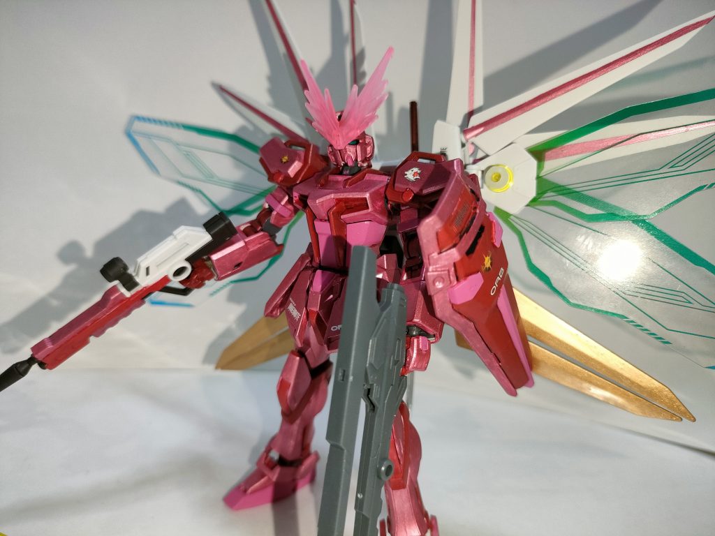 ファウンデーション事件時に、このブリリアント仕様でカガリ代表が出撃する機会が無かったことは、ある意味幸いであったのかもしれない。 しかし、全世界にアコードの存在が明かされ、世界平和監視機構コンパスが半ば活動困難へと陥ったことで、コズミック・イラ世界はまたも危うい状態へと逆戻りした今、この艶やかに光り輝く真紅の獅子の子が、オーブの守護神、あるいはコンパスの、戦いから解放された自由の翼を持った弟の意思を継ぎ、戦う日も来るのかもしれない…。