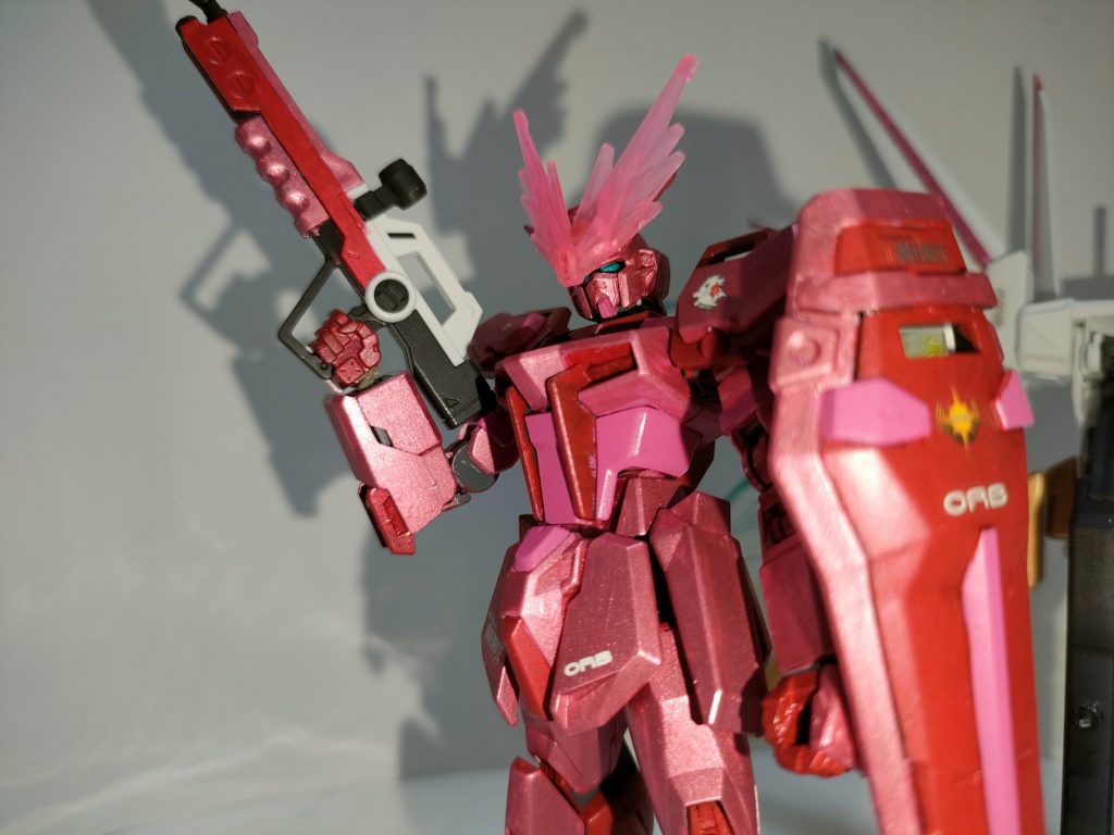 通常モード。事前にギャラクシーディフェンダーストライカーパックを一時的に取り付けた後にストライクルージュ単独でも出撃すると、光り輝く装甲とビームアンテナ常態となる。 ちなみに、メインビームライフルはインフィニットジャスティスの流用で、つまるところアレックス・ディノ氏との…。