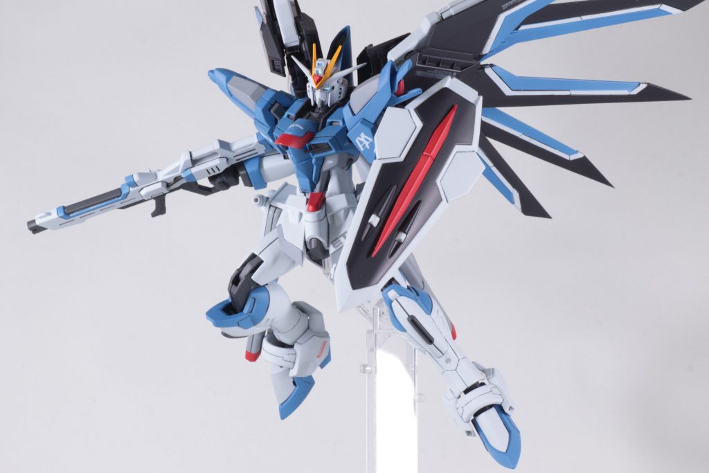 以下、工作内容です。ウィングやアンテナ、フロントスカートの先端シャープ化頭部を電飾シールド裏パーツの自作極小の金属メッシュを組み込みプロポーション修正（足2mm延長、腰3mm延長、腕2mm延長）