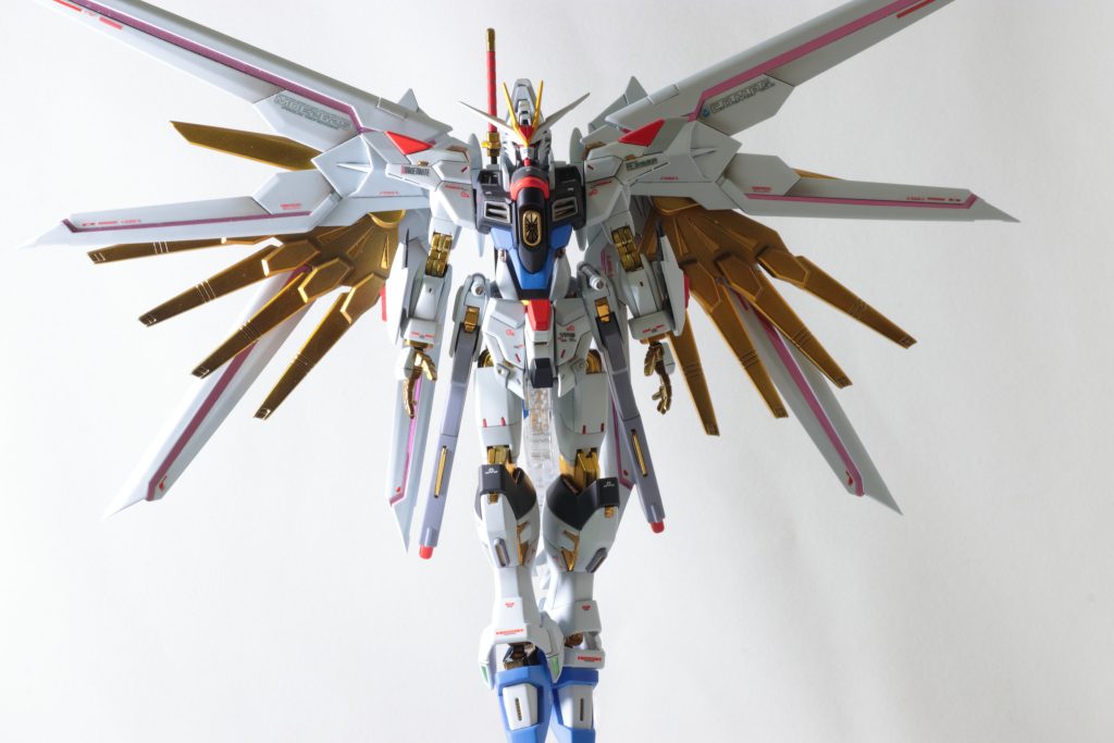 書くことがなくなったのでお決まりのポーズで〆。ていうか、このポーズでディスプレイするのまぁまぁ難しくないですか・・・?足を引き出すと股下のディスプレイベースの軸に干渉するし、なんならプラウドディフェンダーの尻尾部分もバッチリ干渉する・・・。あと背中が重いから時間経過で胴体が後ろに引っ張られそう・・・。完成したあとに気づきましたが、正解はプラウドディフェンダー側にディスプレイベースとの接続穴を用意する、でしたね。