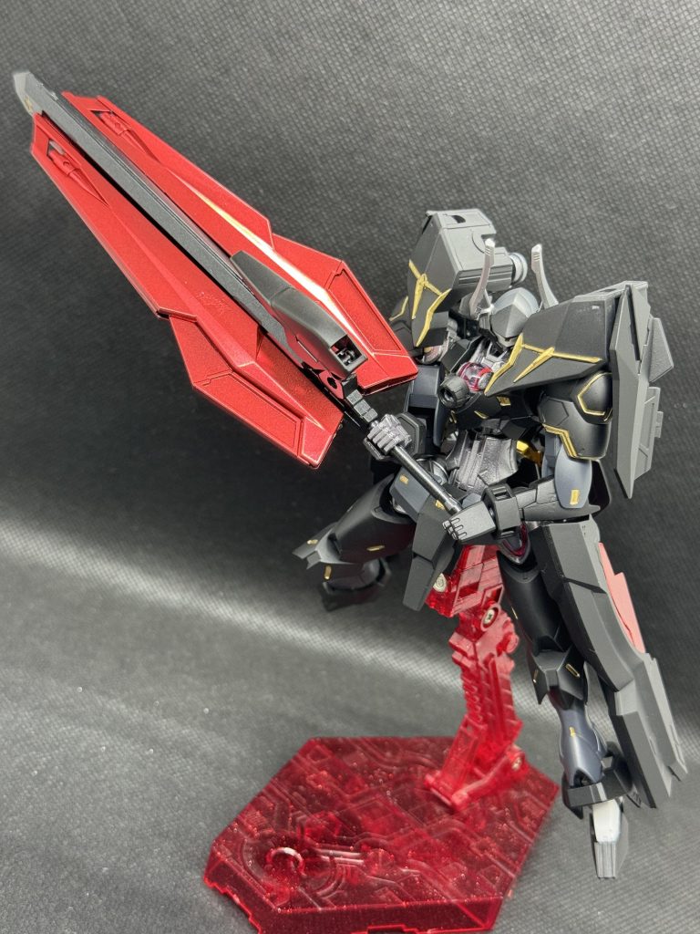 第3形態で追加されたマントを合体させた大剣アロンダイトマグナ