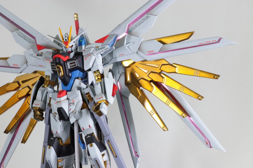 ゴールド塗装は部分的にハセガワのゴールドミラーフィニッシュを使ってます。全体的なゴールドの使い分けは大部分=キャンディ塗装(シルバー ON クリアーイエロー+クリアーオレンジ)中部分=キャンディ塗装に艶消しクリア小部分=シルバー下地にクリアゴールドワイポイントにゴールドミラーフィニッシュといった感じで使い分けました。