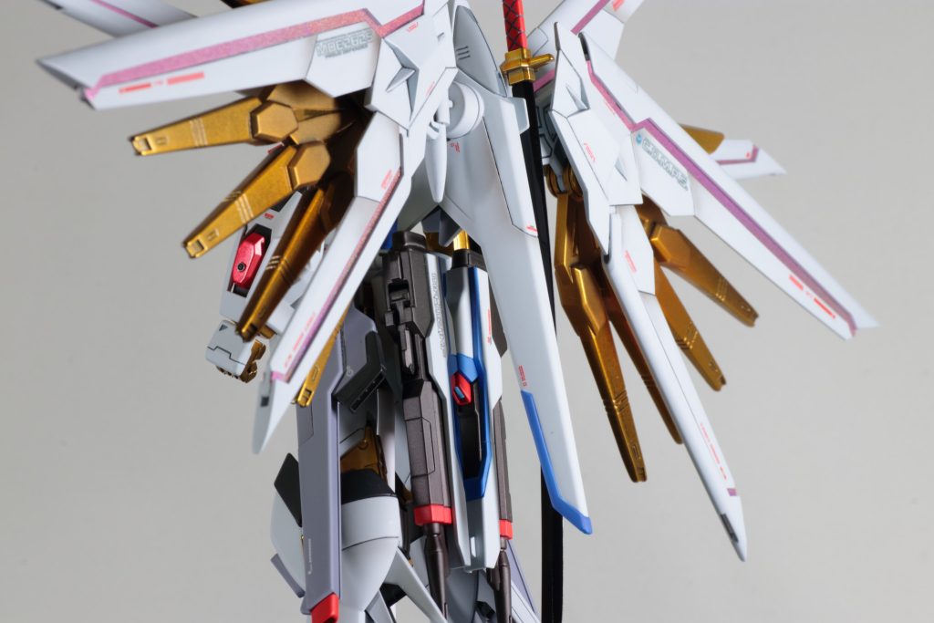 パッと見で分かりづらい改造ですが、ライフルにネオジムを仕込んで背面2列でマウントできるようにしました。このマウント方法かっこいい!ネオジムの磁極でマウント向きを固定化しており、必ずグリップが外側に向くようにマウントされます。実際にライフルを手に取ることを考えると合理的な感じがしてさらによきです。(もちろんレールガン横にも同じようにネオジムを仕込んでいるのでいつも通りの位置にもマウント可です。)