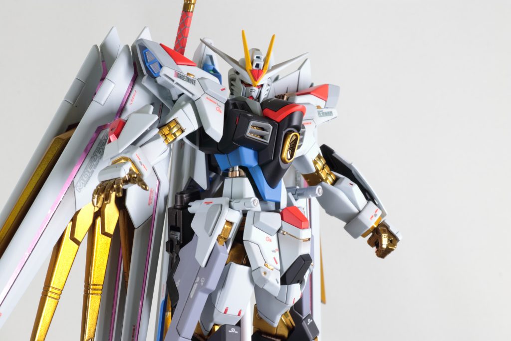 で、↑の方法で胴体を伸ばすと脇腹に隙間が出来るので、ここはディテール追加チャンスでした。MGEXストフリが好きなのでシリンダーっぽいパーツを埋め込んでレッドゴールドとシルバーで塗装してあげるとよきですね。