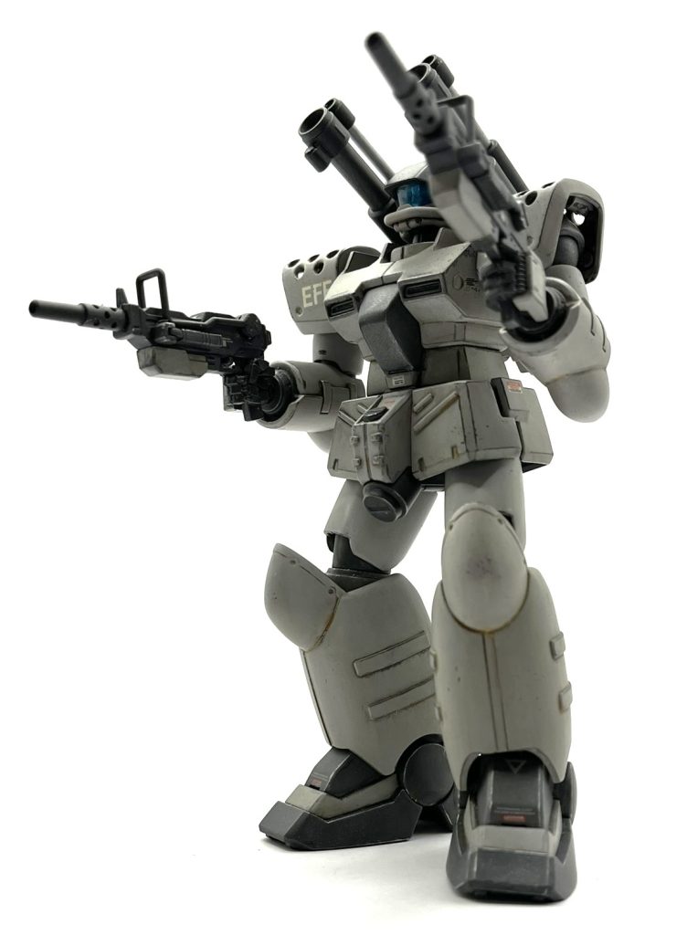 武装はWDガンキャノンでは必須の両手100mmマシンガンです。HGUC陸戦型ガンダムのものを持ってきました。WDガンキャのシンボルと言える部分ですが、プレバンのWDジム&WDガンキャキットには両手分のマシンガンが入っておらず、拘りに欠けるパッケージだと思わざるを得ません。トリガーガードが無いのでプラ板で製作、バレル後方を囲うヒートガードは穴の掘りが浅すぎるのでドリルで彫り直しました。このヒートガードの穴彫りも簡単ですが、一気に精密感が出て効果的な追加工だと思います。持ち手はビルダーズパーツにしてあります。