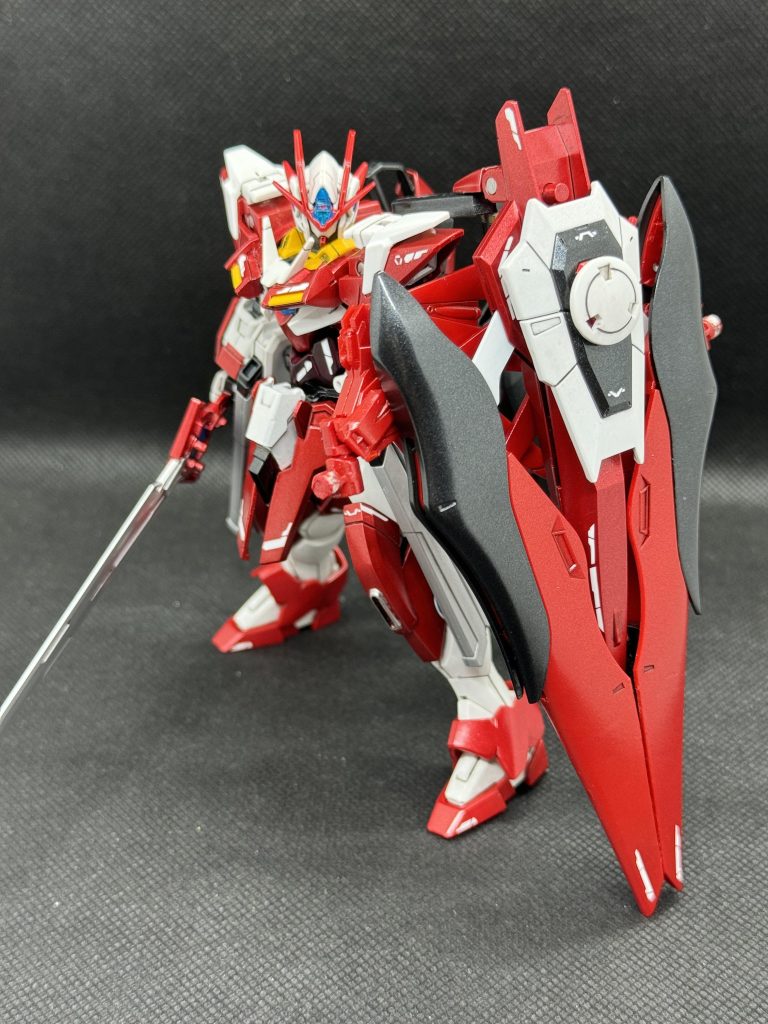 GNデスティニーシールドデスティニーの翼をGNシールドに集めGN粒子によるシールドが展開可能に