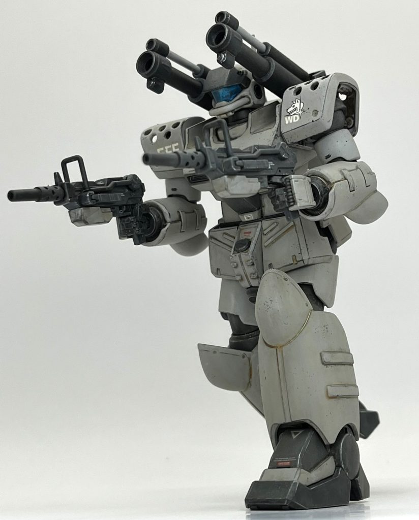 塗装はベースカラーのグレーに悩みましたが、タミヤのサーフェイサーとしました。ゲームCGは紫がかった独特なグレーでカッコいいのですが、良い色に巡り合えませんでした。WD隊等のデカールを貼りトップコートしたらスミ入れ&ウェザリングです。オーストラリアの砂漠地帯で活躍した機体なので、砂っぽさを目指しました。