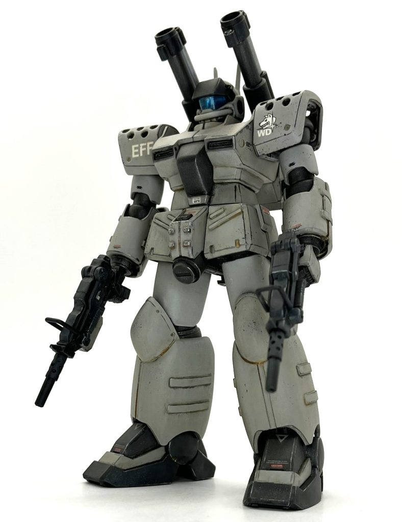 素の胴&足が短いずんぐりむっくり体型がどうにも好きになれないので(設定画には忠実な感じはしますが)、胴を腰との接続部で約2mm嵩上げ、腿部を幅約1mm、長さ約2mm増やし体型改修しました。胴と足が伸びて相対的に腕が短くなってしまうので、二の腕も約1mm伸ばしました。延長工作、模型雑誌やネット記事を見ているとサクッと気軽に出来そうな工作に見えますが、地道な繰り返し修正が必要で結構な労力を要する重工作ですよね(ただ単に私が下手なだけなのもありますが。