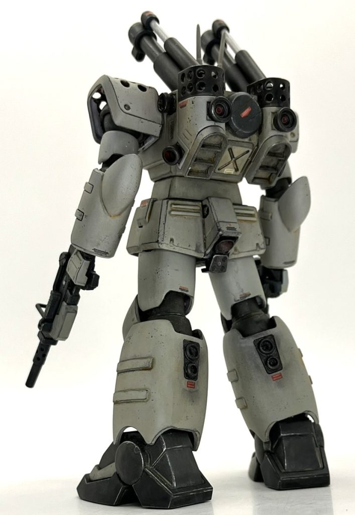 後ハメ化の為に肩アーマーと肩部の構造を変更しました。それぞれ腕部、肩部を挟み込む形で構成されていますが、それではとてもではないですが合わせ目消して塗装できないので、変更必須と思います。肩アーマーは胴体側の切り欠きを1枚プラ板で補填し、胴体の接続軸が通る穴を空けました。昔のHGUCでよくある構造ですね。肩部と腕部は挟み込み部を切除しそれぞれ組み立て合わせ目消ししたのみで、ちょっと強引ですが無事に組付けできました。胴体との接続はボールジョイント化も考えましたが、あまりメリットを感じなかったので最低限の工作で終わらせました。