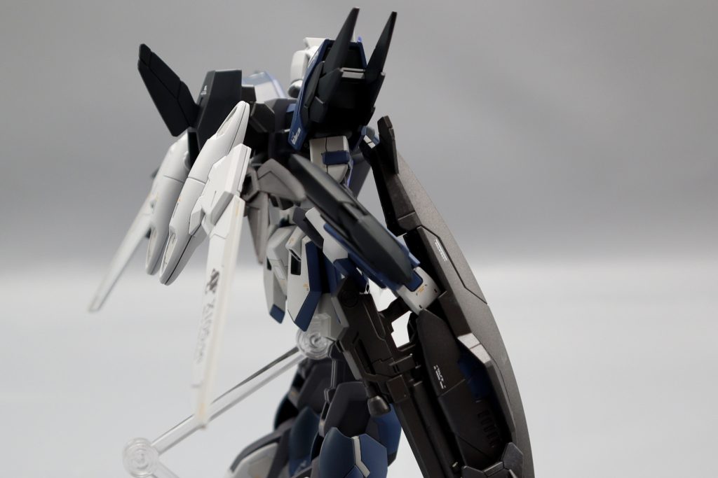 ニードルガンはストライクのライフルと組み合わせています!持ち手を逆さにしていますが、通常のメルクワン装備時より砲身側に持ち手が来るのでバランス良くなったかなぁと(gundam-kao6)