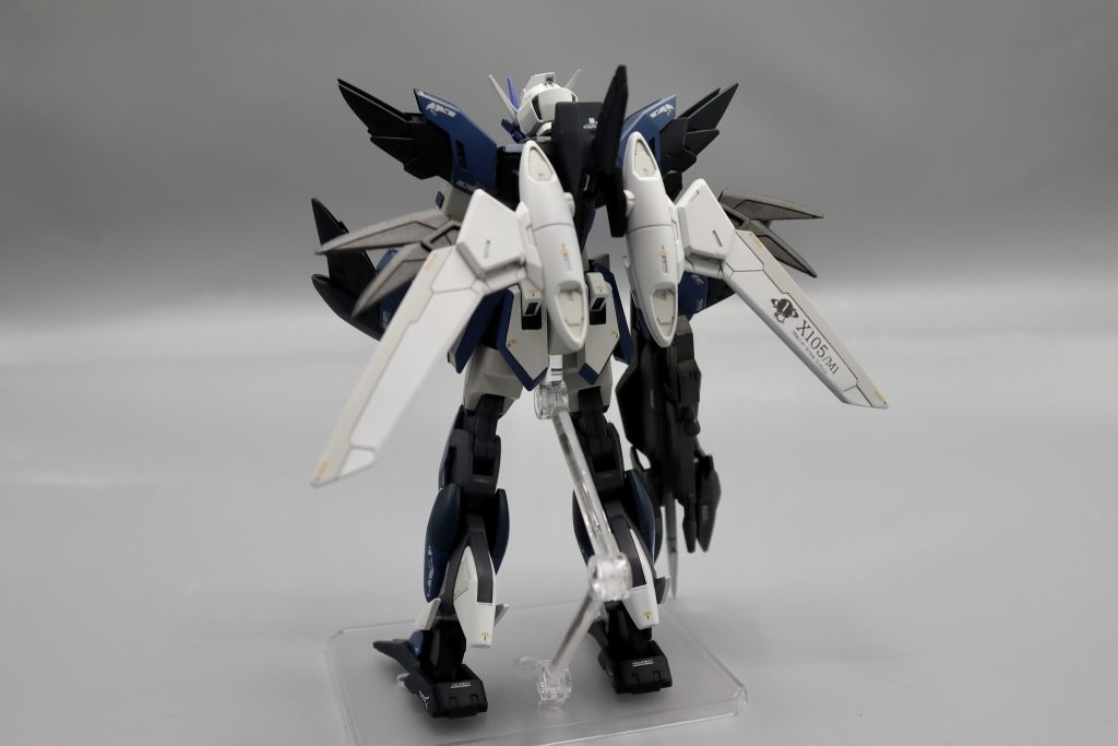 EGストライクをベースに頭部、肩部、腕部、脚部をドッキングさせました!ストライクとメルクワンのシンプルなミキシングにして、塗り分けやスジボリでディテールアップを図りました(iori_sei)