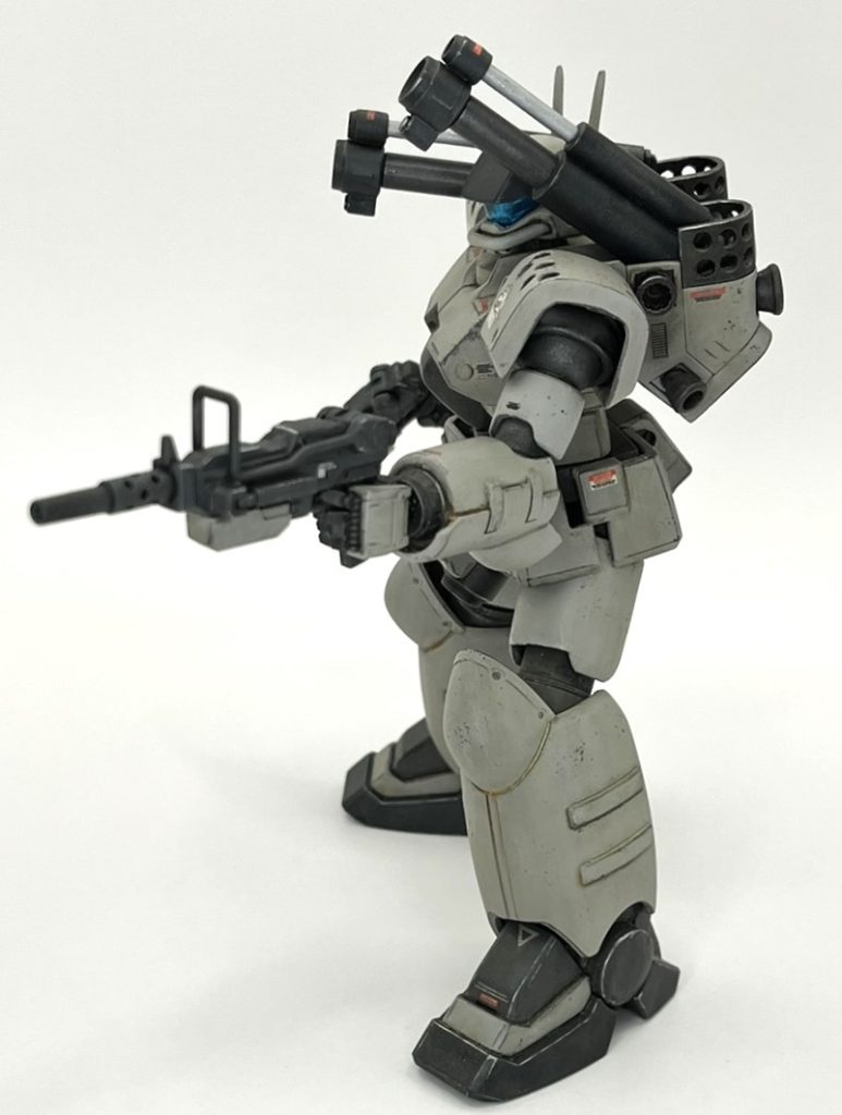 クレオスのウェザリングカラーのサンディウォッシュをメインに全体を汚し、随所をグランドブラウンやラストオレンジ、ブラックのスミ入れ塗料でアクセントをつけ情報量を増やしました。乾燥後、タミヤのウェザリングマスターのシルバー系でドライブラシ、エナメル塗料でスポンジチッピングを施し完成です。銃口、砲口は同じくウェザリングマスターの煤色を擦りつけました。トップコートで盛大にミスってめちゃくちゃ白被りしてしまい、かなり修正が必要になりましたが、逆にそれが汚れ具合に深みを増した気がします。と思う事にして、自分の愚かな行為(湿度MAX時の屋外でトップコートした事)を誤魔化しています(笑)