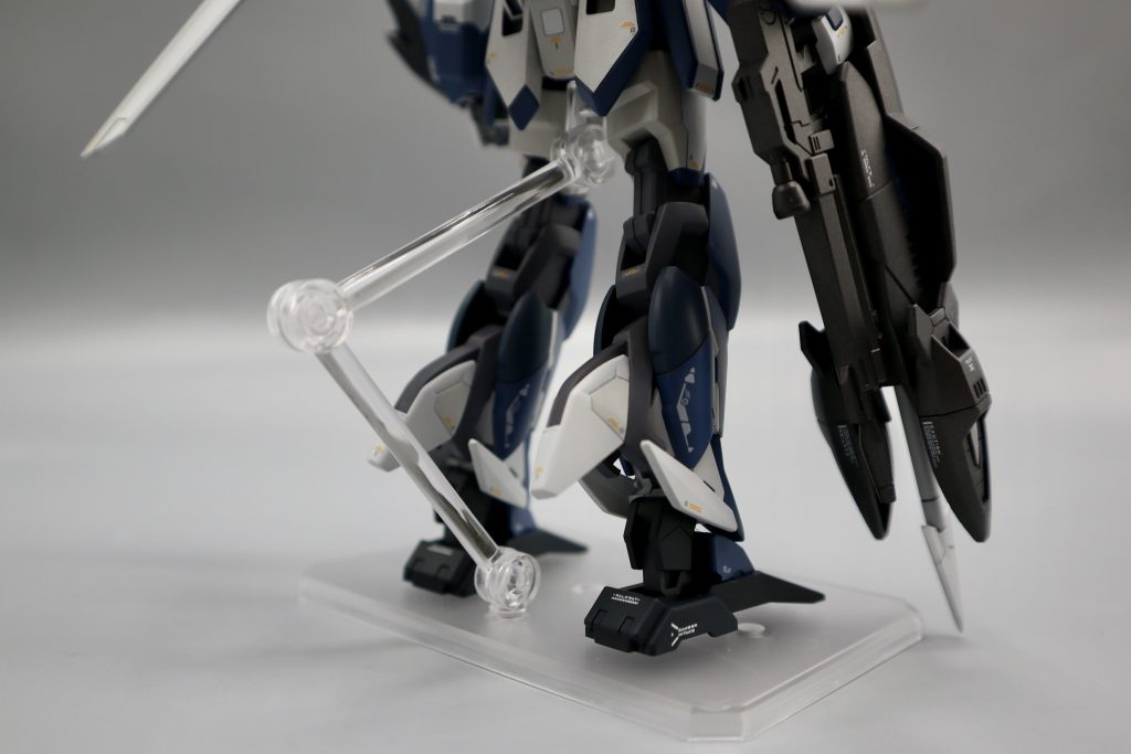個人的ポイント②脚部ドッキング時に腿裏に出来てしまう隙間は、ストライクの膝パーツで塞ぎました!ストライクらしさを残せて満足です(gandam-hand2)