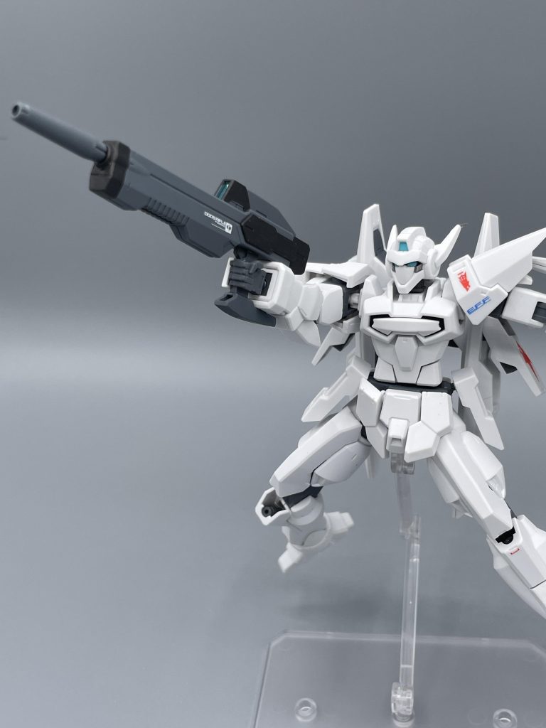 ドッズライフル AGEは3世代に渡る大河ドラマなので、第一世代の最新兵器が第二世代での量産型へ… と分かりやすく技術が次世代へ繋がっていくのが面白いですよね。このドッズライフルも、第一部でAGE1が装備していたものを改良したものだそうです。 MSも、初代・Z・ZZ・逆シャアをオマージュしているのも、凝っていると思います。キャラデザや各部のストーリーの希薄さにより、アンチの多い? いや注目度の低い作品でした。 正直、自分もフリット編は惰性で見続けていましたが、アセム編のビッグリング絶対防衛線のあたりから、前のめりになって視聴していたのを覚えています。 いまや、アセムとAGE2は私の大好きなキャラ&MSとなっています。そのアセムを導いた者こそが、Gバウンサーのパイロットであるウルフ・エニアクルです。