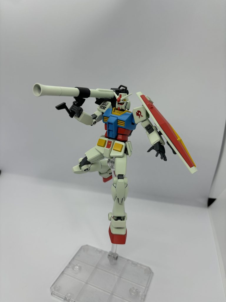 バズーカを構えて。成形色はグレー一色でしたのでマスキングを使って塗装。ホワイトはガンダムカラーホワイトのアニメカラーを使用。