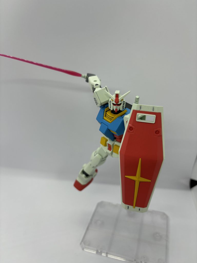 ビームサーベルで接近。やっぱりガンダムにはビームサーベルとシールドが似合います