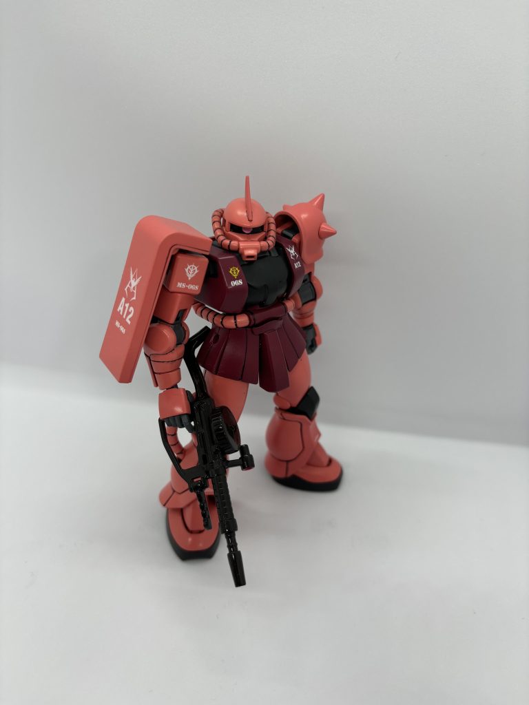 正面から頭部、腕部→ガンダムカラーシャアピンクverアニメ胴体→ガンダムカラーMSシャアレッド関節→ガンダムカラーMSグレー(ジオン系)武器→黒鉄色バックパック→ガンダムカラーMSレッド