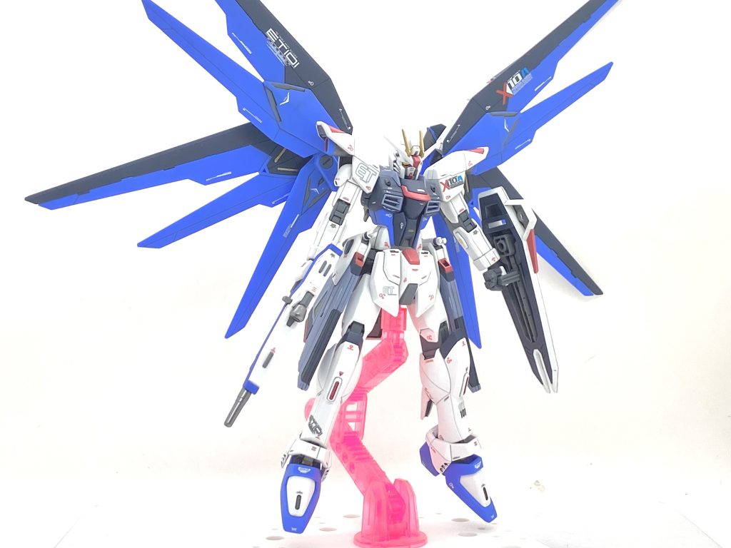 ハイマットモード体形。背部に装備された左右5対の能動性空力弾性翼を広域展開すると撮影ブースギリギリになってしまいました(笑)。ですが、自分のは自立出来ませんでした・・・能動性空力弾性翼はかなり重く台座を使わないと上手く飾る事が出来ませんでした。フリーダムのプラモデルは最初期に出た旧HGや1/100、旧MGはどれも顔がカッコ悪く、最初にイケメンだったのはRGだったと思いました・・・RGより後発のHGCEも正直言って顔がのっぺりしていて劇中と違い、目が大きいので良くはないと思いました。それ以外はほぼ完璧なキットなのでヘルメットの中を削って、顔をなるべく奥に上に付けられる様にしたのですが・・・それほど変わらなかったので目を削れば良かったと思いました。
