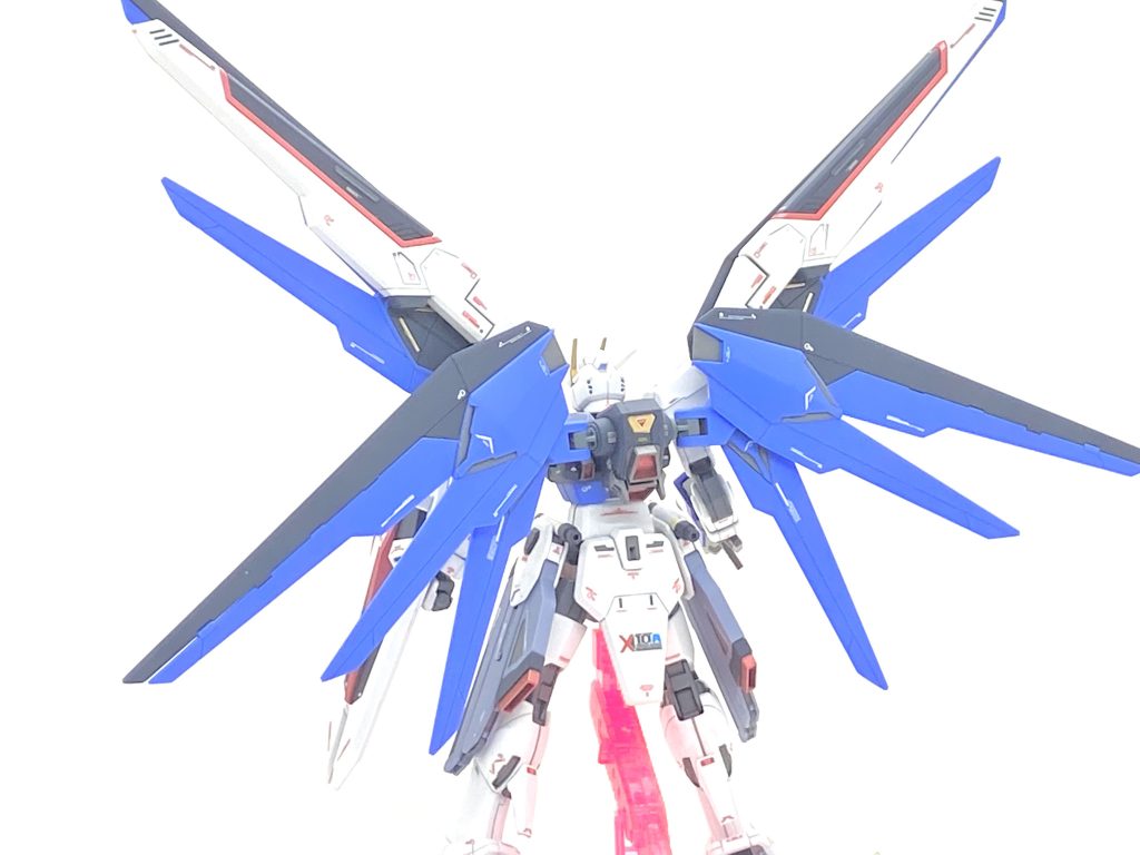 組んで「凄い！」と思ったのは能動性空力弾性翼やバラエーナプラズマ収束ビーム砲にほぼ合わせ目が無い事でこれは凄いと思いました・・・一昔前なら間違いなく長い合わせ目になってましたから。逆に腰にある折り畳み式のクスィフィアスレール砲はほぼ全部に合わせ目があり、これはギミックがあるから仕方ないと思います。そこは後ろの箇所はきちんと接着して合わせ目を消し、白化した箇所はデカールを貼って誤魔化し、前は片寄に合わせ目があるから反対側をタガネで彫ってモールドにして情報量を上げました。後はほぼ合わせ目処理は無かったのですがパーツがかなり細かくて表面処理は大変時間かかりました・・・モールドもほぼ全て彫り直しましたから。