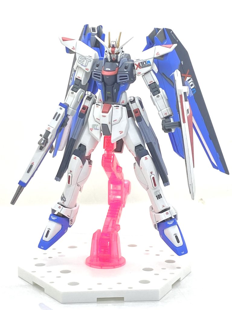 HGCE フリーダムガンダム - REVIVEを成形色仕上げ＋αで作ってみました。生まれて初めてアナザーの機体をキチンと仕上げました(汗)。自分はポストした物からわかると思いますが宇宙世紀至上主義者でガンダムSEEDはリアタイでほぼ見てましたが・・・理想主義のキラやラクス、ヒスをよく興すフレイがどうしても好きになれずガンダムと言うよりはロボットアニメとして客観的に見てました。当時の模型誌もガンダムSEED一色で五体のガンダムタイプだけじゃなく、様々な機体がキット化されましたが自分は興味が無く、宇宙世紀物のHGUCやMGしか買いませんでした。変わったのはHGUCのリリースのペースが遅くなってきた事で映画公開前はCEのキットは比較的買い易かったので幾つか買う様になりました。今回はX上でのイベントであります俺達のガンダムSEEDに参加する為に宇宙世紀至上主義者の自分が重い腰を上げて作る事にしたのです(笑)。