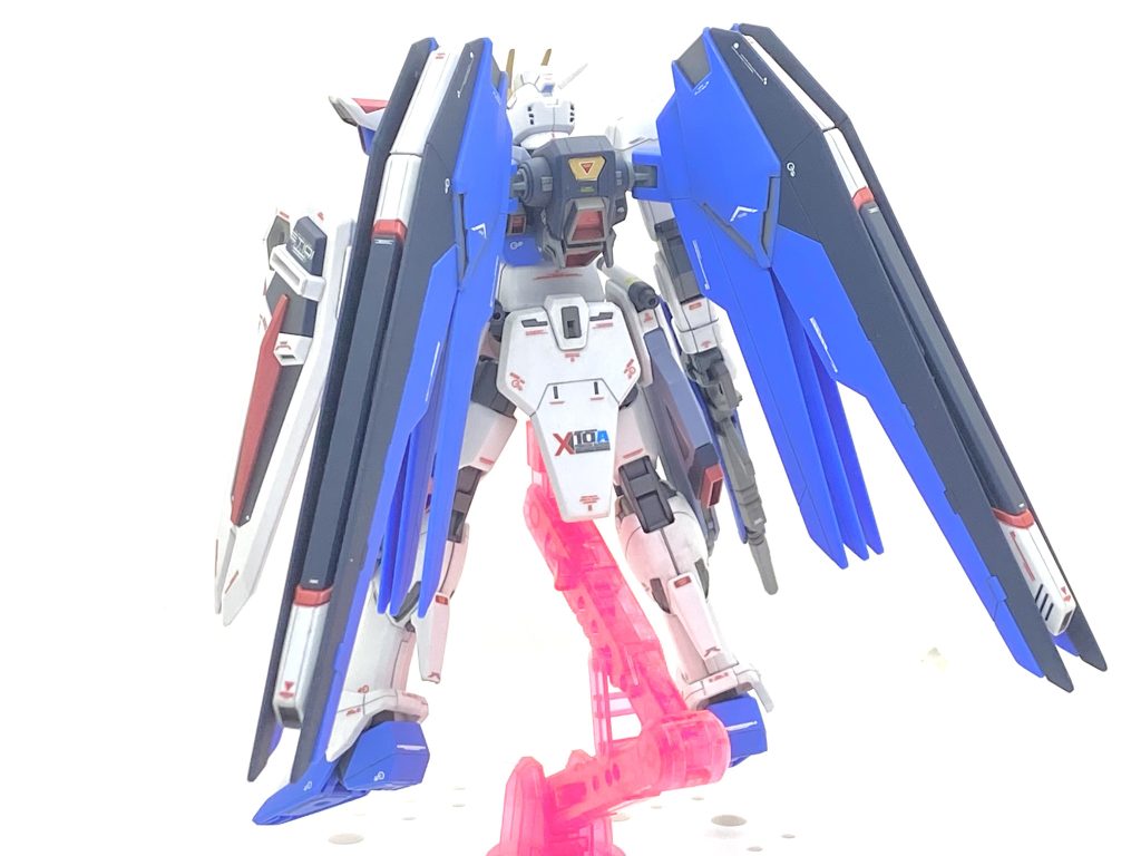 塗装箇所とカラーレシピ赤全部→(クレオス)GXメタルレッドルプスビームライフル本体、装甲裏等→(クレオス)RLM75グレーバイオレット各部スラスター、ルプスビームライフル先端等→(ガイア)フレームメタリック(1)ルプスビームライフル青縁部→(クレオス)水性・フリーダムブルークスィフィアスレール砲、ラケルタビームサーベル等ブルーグレー部→(クレオス)旧ガンダムカラーブルー14頭部アンテナ、バックパック金色部→(ガイア)ヴィクトリーゴールド