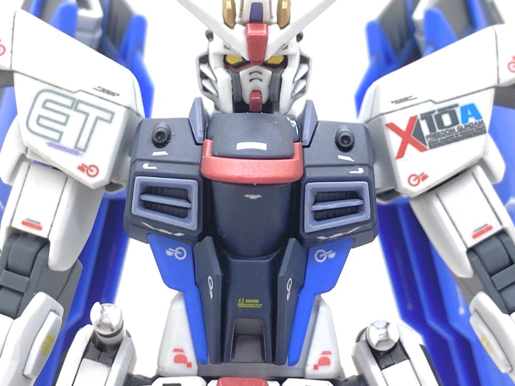 デカールはガンダムデカールDXのSEED用、RGフォースインパルスガンダム用、GHL016号の付録のデカールをメインに満遍なく貼っています。今回は黄色やブルーのデカールも部分的に使ってみました。