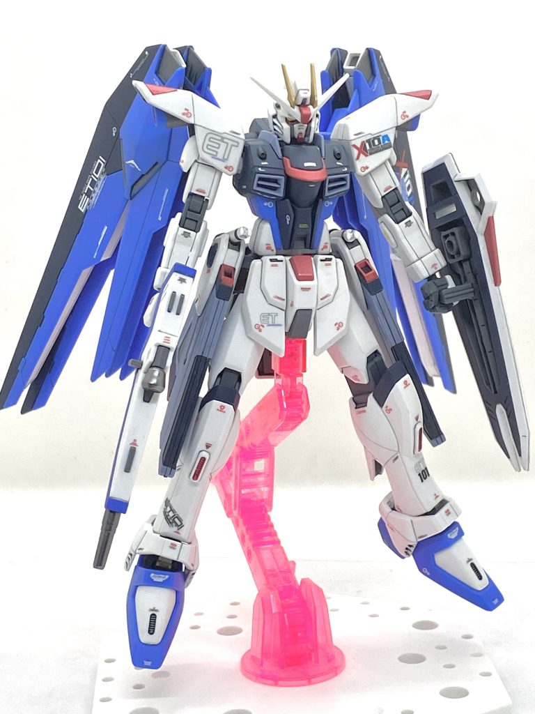 MGEXのストライクフリーダムの金属表現は大変カッコ良かったから、自分も部分的に取り入れてみました。赤は全てメタリックレッドにし、頭のアンテナはゴールドにスラスターはメタリックにして強そうにしました(笑)。細部もグレーを差し色にし、ブルーグレーも使っています・・・ブルー14は旧HGのフリーダム用のカラーですから違和感は全く無いです。ルプスビームライフルとバラエーナプラズマ収束ビーム砲の縁のラインのマスキングはかなり面倒でしたがチマチマ時間をかけてやり、ルプスビームライフルの青は水性のフリーダムブルーを使ってみました・・・フリーダム用の色ですからこちらも違和感ないです。フリーダムはアーティスティックの作品が多いので、自分もGHLの作例を参考にしてデカールを貼っていきました・・・エターナルのマーキングがあるので第二次ヤキン・ドゥーエ攻防戦に臨む機体と思ってくれると嬉しいです。