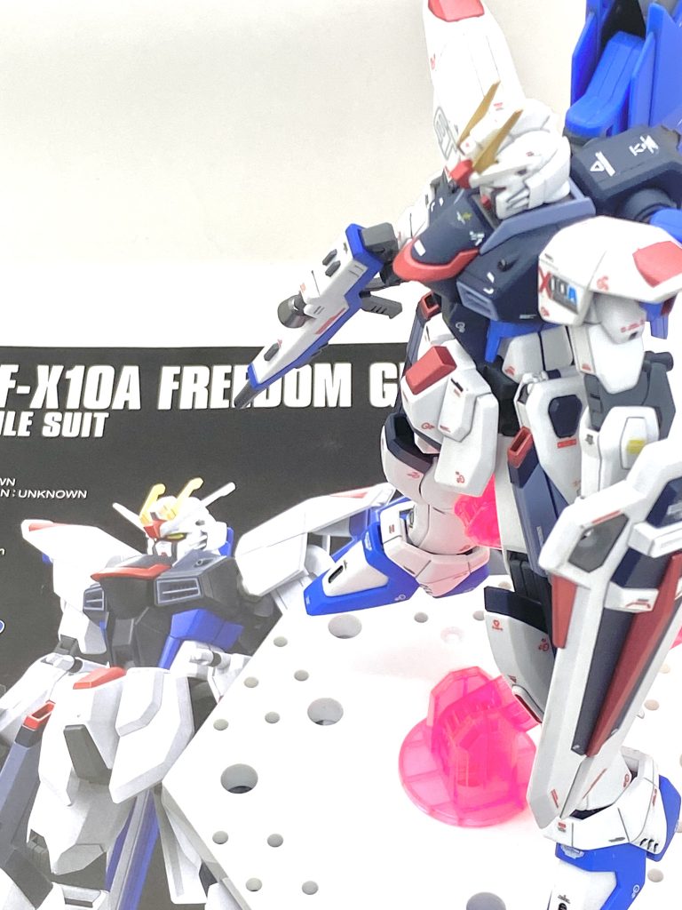 最後は説明書と。生まれて初めてアナザーの機体・・・しかも難易度が高いフリーダムを選んで作っている際に「もう少し簡単そうなストライクにすれば良かった」と何度も後悔しました(笑)。ここまで能動性空力弾性翼が大きいとは思っていなく、様々な装備同様に表面処理が大変でしか途中で関西旅行に行ってしまったり、雨で塗装が出来ないとかがあり最後はかなりタイトなスケジュールでもう少し煮詰めて作りたかったと反省してます。ただ、実験的に小さなメタリック箇所を筆塗りで対処したり、いつもは使わないデザインのデカールを使ってみたりと色々試せたのは大収穫で自分では満足してます。ストフリやマイティはキットはあるので作るかもしれませんが違うアナザーガンダムも作って見たいとも思いました・・・バルバトスやウイングゼロカスタムは生きてるうちに作って見たいです(笑)。ご覧して頂きありがとうございました。