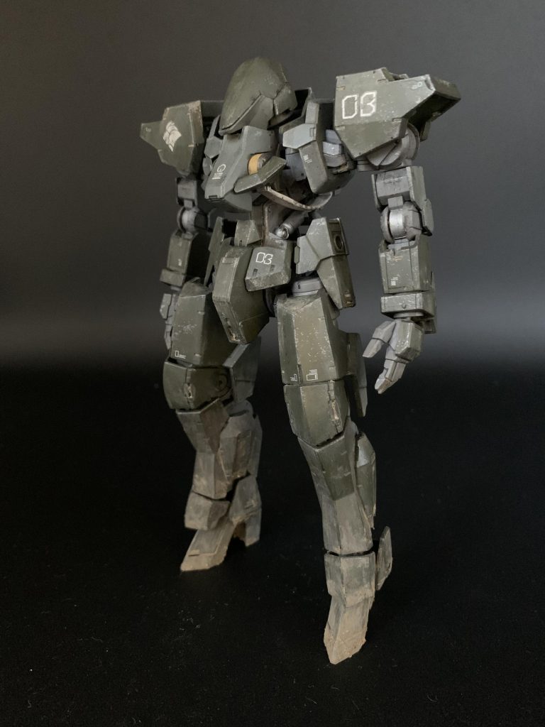 肩アーマーの形がどうしても気に入らなかったので、向きを逆にして少し改造を施しました(^O^)