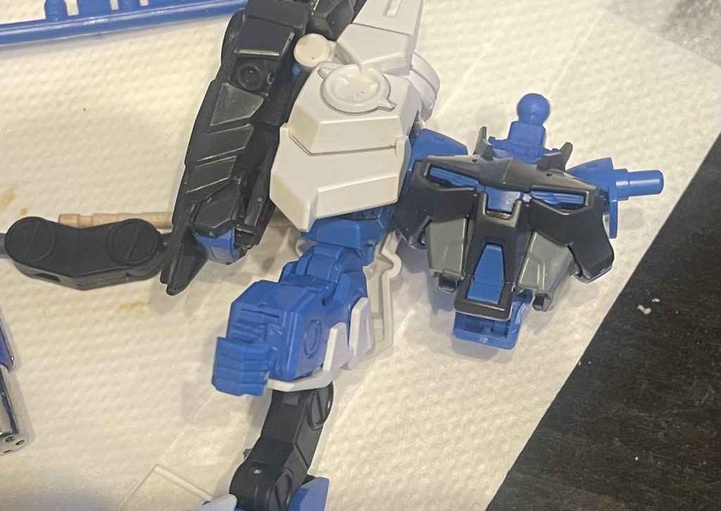 腕にタクティカルアームズの展開アームを取り付けて片刄大剣を付けることで表現方法を底上げしました。